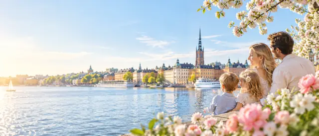 Därför firar vi namnsdagar i Sverige – Familj som firar namnsdag vid vattnet i Stockholm